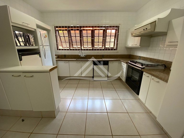 Casa 100m Praia de Jurere Internacional 18 pessoas