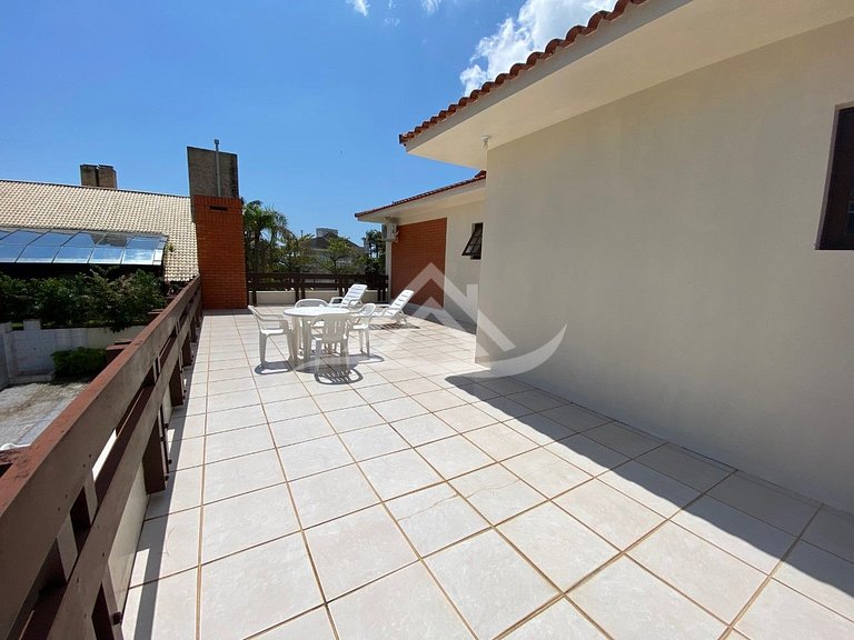 Casa 100m Praia de Jurere Internacional 18 pessoas