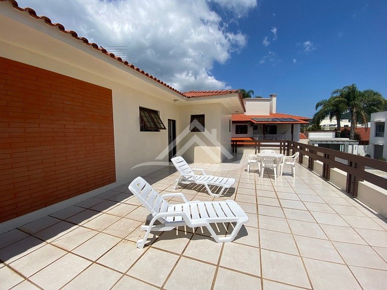 Casa 100m Praia de Jurere Internacional 18 pessoas