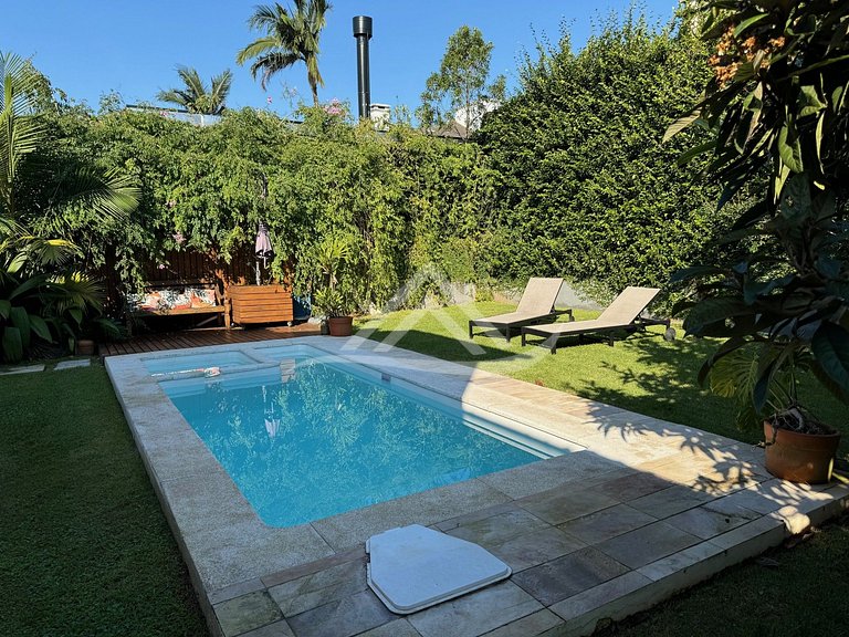 Cozy House with Pool in Jurerê Internacional