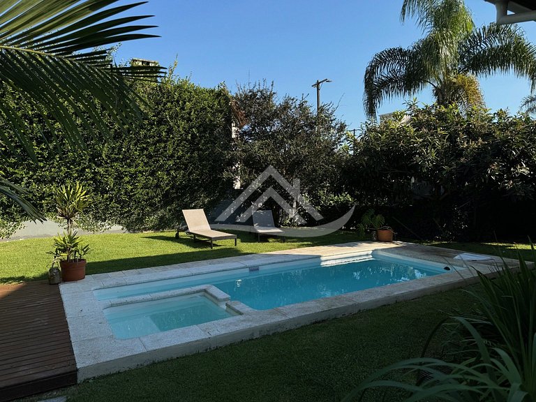 Casa Acogedora con Piscina en Jurerê Internacional