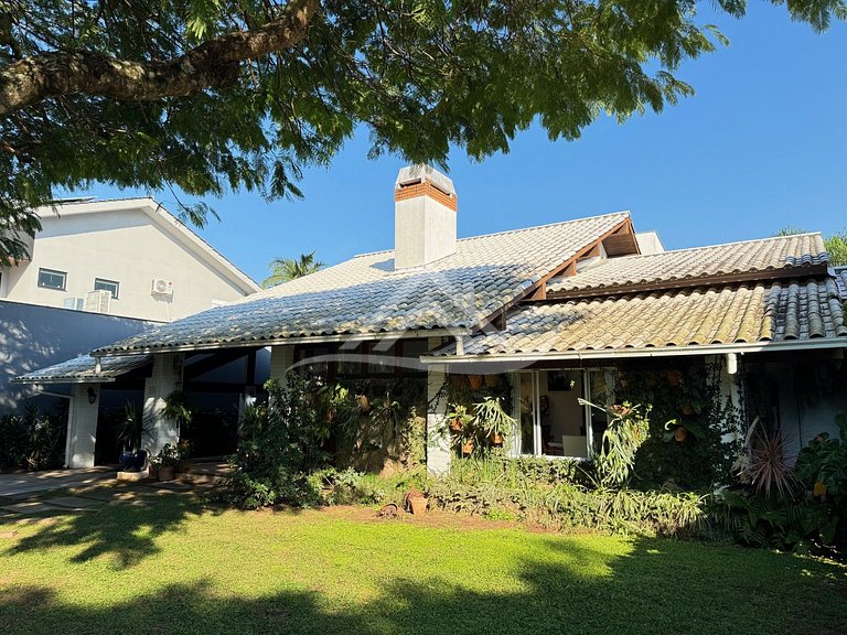 Cozy House with Pool in Jurerê Internacional