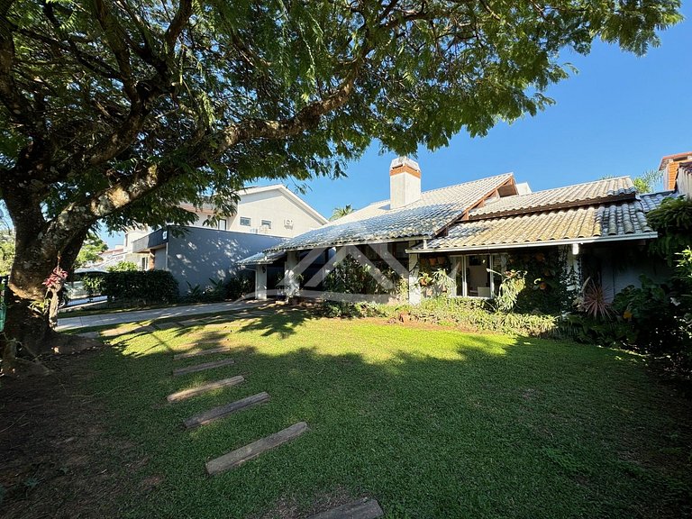 Cozy House with Pool in Jurerê Internacional
