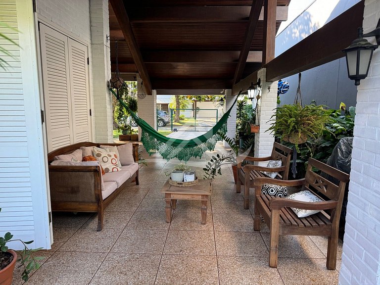 Cozy House with Pool in Jurerê Internacional