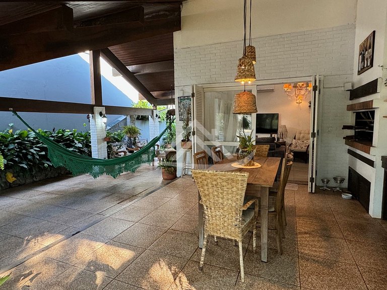 Cozy House with Pool in Jurerê Internacional