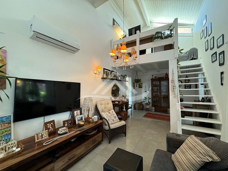 Cozy House with Pool in Jurerê Internacional