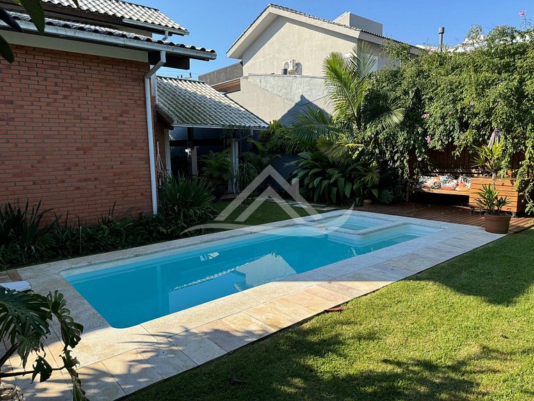 Cozy House with Pool in Jurerê Internacional