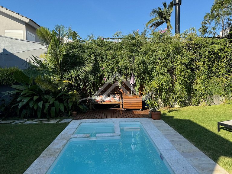 Cozy House with Pool in Jurerê Internacional