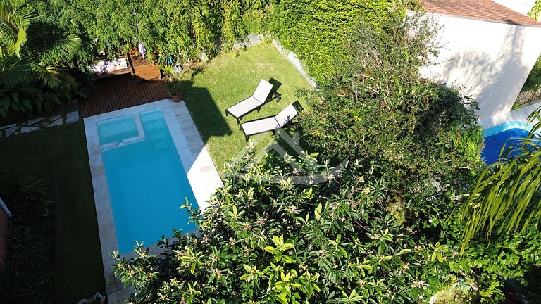 Cozy House with Pool in Jurerê Internacional