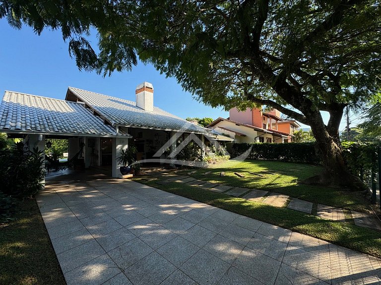 Cozy House with Pool in Jurerê Internacional