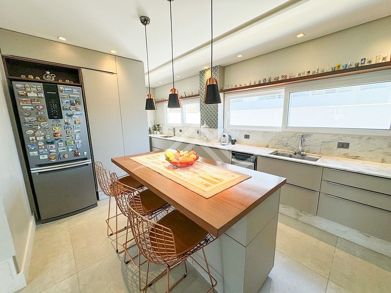 4 Suite House with Pool in Jurerê Internacional