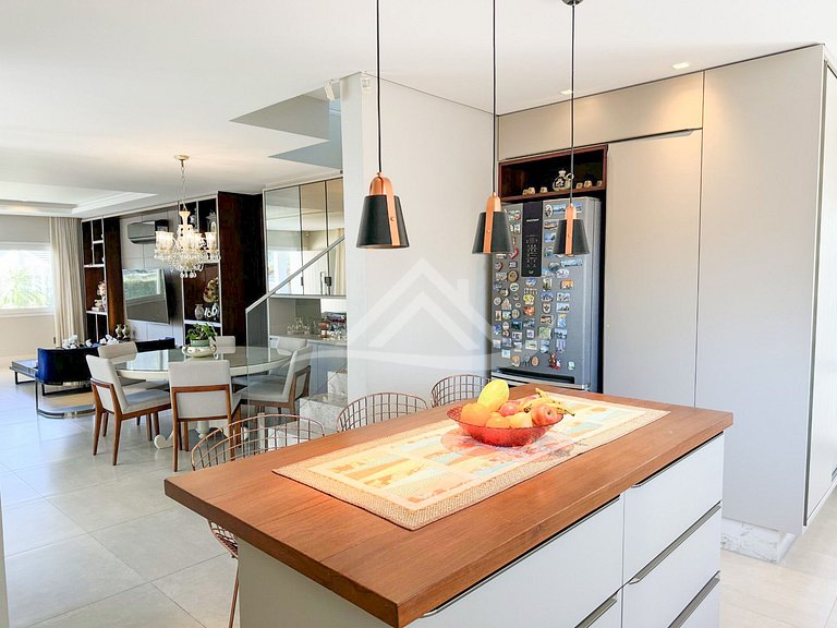 Casa 4 Suites con Piscina en Jurerê Internacional