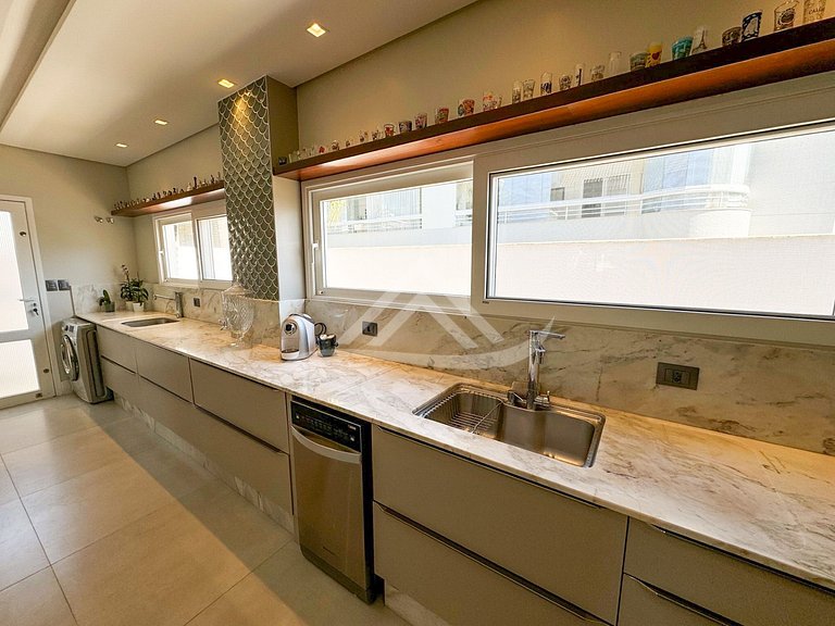 Casa 4 Suites con Piscina en Jurerê Internacional