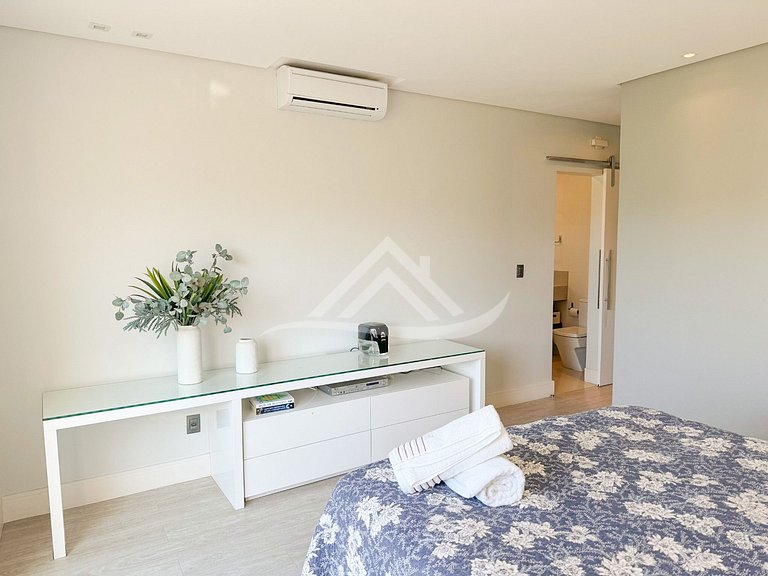 Casa 4 Suítes com Piscina em Jurerê Internacional