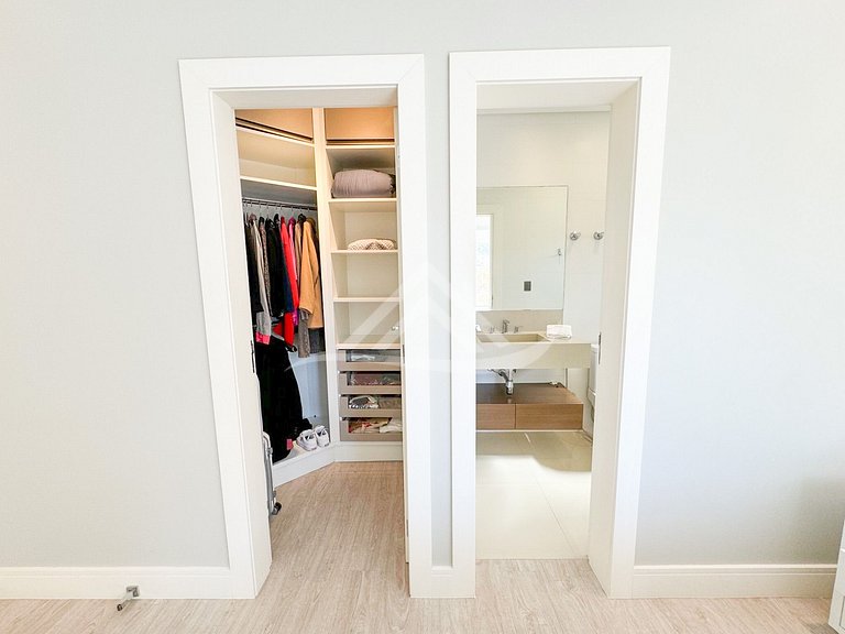 Casa 4 Suítes com Piscina em Jurerê Internacional