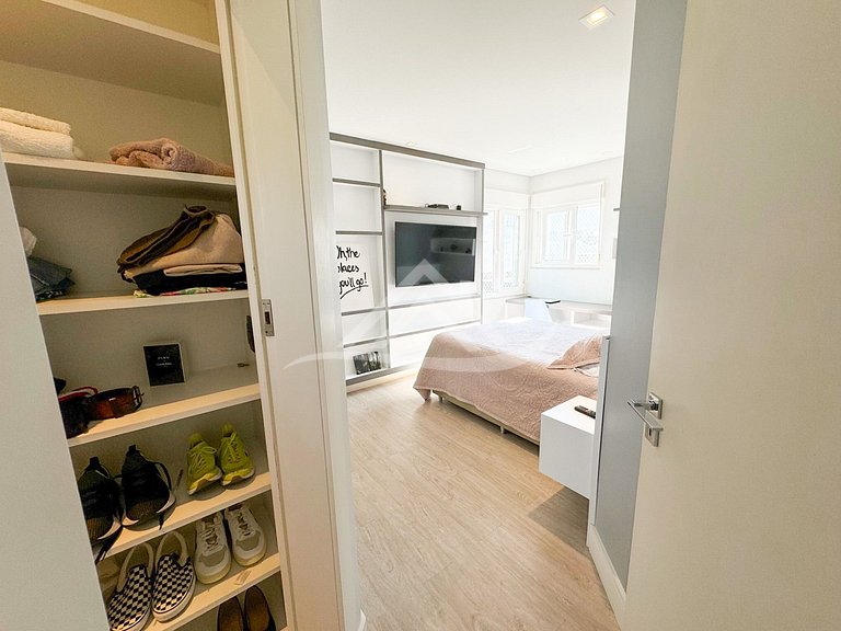 Casa 4 Suítes com Piscina em Jurerê Internacional