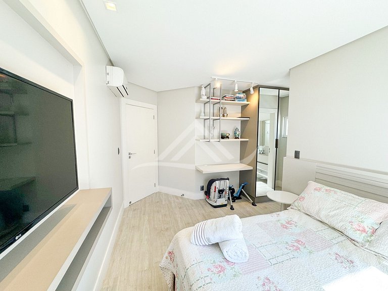 Casa 4 Suítes com Piscina em Jurerê Internacional