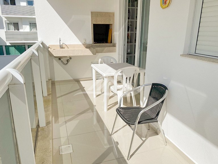 Amplo terraço com churrasqueira em Jurerê