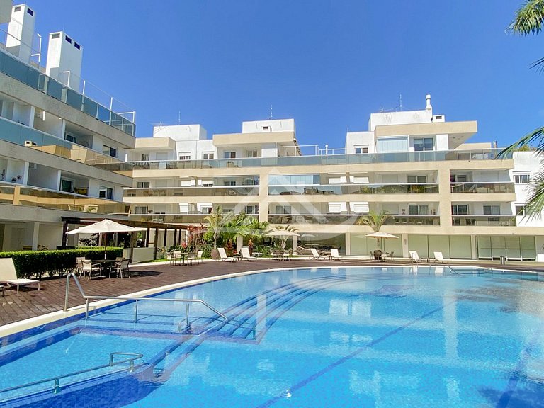 Amplo terraço com churrasqueira em Jurerê