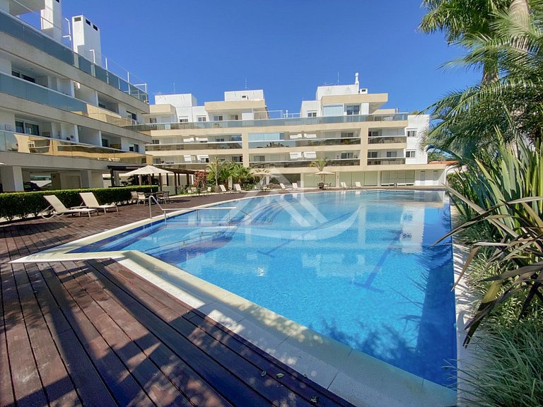 Large terrace with barbecue grill in Jurerê