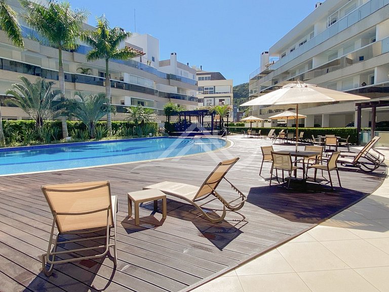 Amplo terraço com churrasqueira em Jurerê