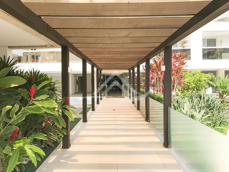 Amplo terraço com churrasqueira em Jurerê