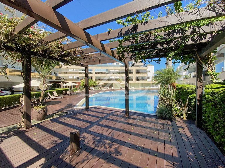 Large terrace with barbecue grill in Jurerê