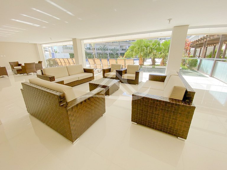 Amplo terraço com churrasqueira em Jurerê