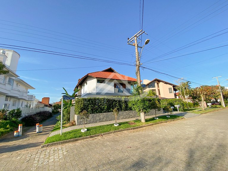 House with Pool 3 Suites in Jurere Internacional