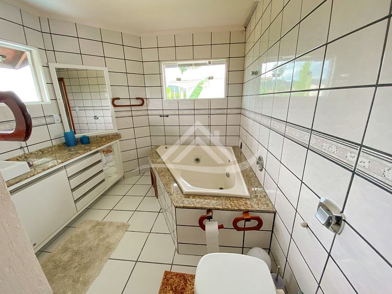Casa com Piscina 3 Suítes em Jurerê Internacional