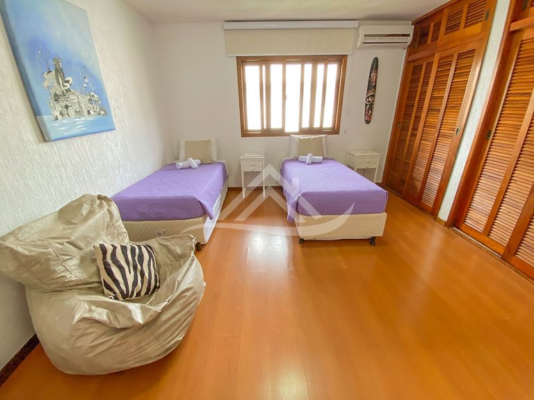 Casa com Piscina 3 Suítes em Jurerê Internacional