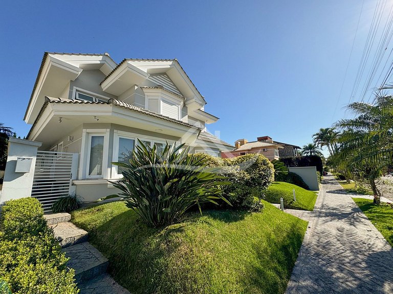 House with Pool 4 Bedrooms in Jurere Internacional