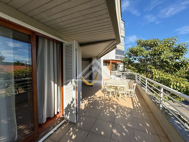 3 bedrooms and a large balcony in Jurerê Internacional