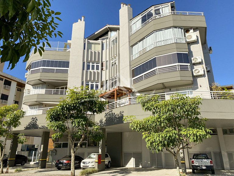 3 bedrooms and a large balcony in Jurerê Internacional