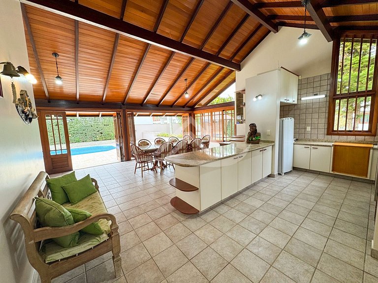 Mansão 1.000m² 200m da Praia Jurere Internacional