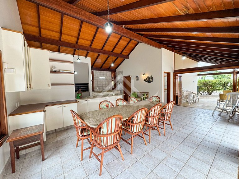 Mansão 1.000m² 200m da Praia Jurere Internacional