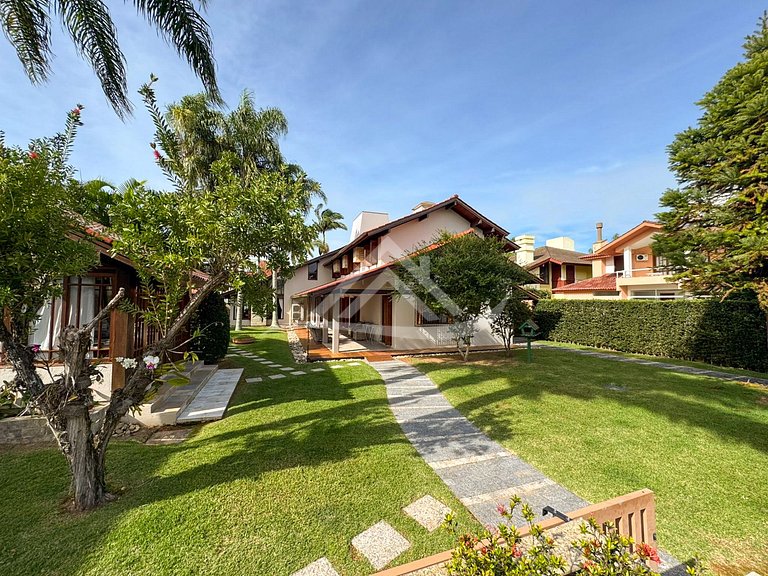 Mansão 1.000m² 200m da Praia Jurere Internacional