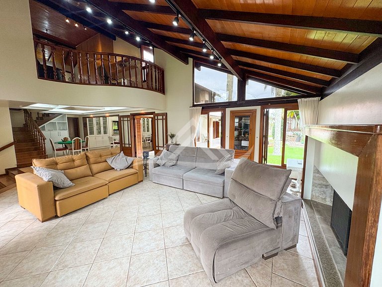 Mansão 1.000m² 200m da Praia Jurere Internacional