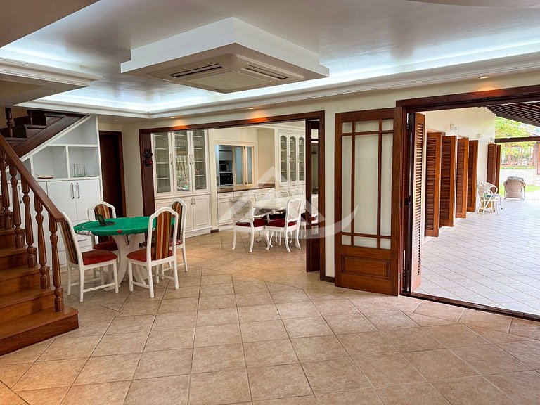 Mansão 1.000m² 200m da Praia Jurere Internacional