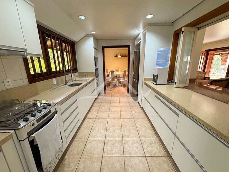 Mansão 1.000m² 200m da Praia Jurere Internacional