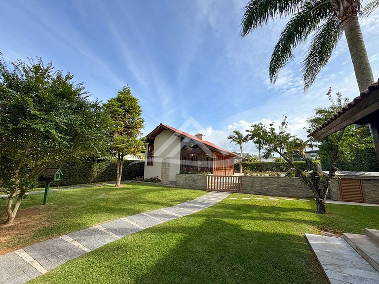 Mansão 1.000m² 200m da Praia Jurere Internacional