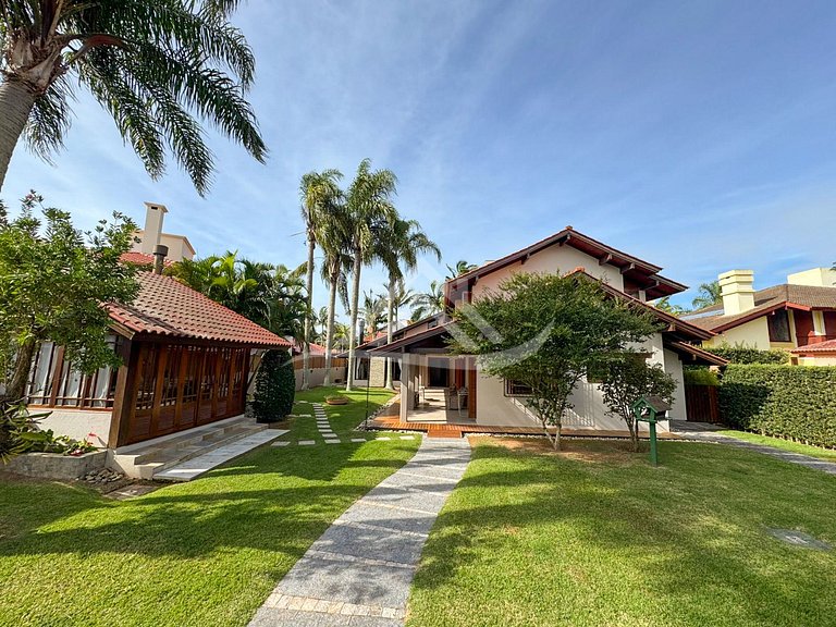 Mansão 1.000m² 200m da Praia Jurere Internacional